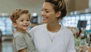 Ho pagato la spesa per un’anziana signora quando la sua carta è stata rifiutata — due giorni dopo la mia vita è cambiata per sempre