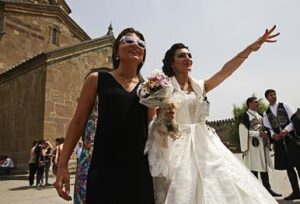 Mi vergognavo di andare al matrimonio di mio figlio perché i miei vestiti erano vecchi, ma quando mia nuora ha visto l'abito verde che indossavo, la sua reazione ha fatto piangere tutta la stanza.