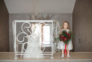 Durante il mio matrimonio, mia figlia di sette anni, tra le lacrime, mi ha detto: “Mamma, guarda la spalla di papà! Non voglio un nuovo papà!” – Quello che ho visto mi ha scioccato.