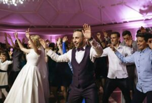 Mia sorella mi aveva fatto sedere nell'angolo più lontano durante il matrimonio, ma all'improvviso uno sconosciuto si è sporto verso di me e mi ha detto a bassa voce: "Fai finta che siamo una coppia e tua sorella se ne pentirà amaramente".