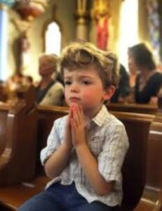 Il ragazzo orfano pregava in chiesa per la madre — fino al giorno in cui…