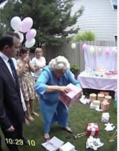 Al mio baby shower, mia suocera ha annunciato che avrebbe scelto lei il nome del bambino... e quando ho rifiutato, ha distrutto tutti i regali e, pochi minuti dopo...