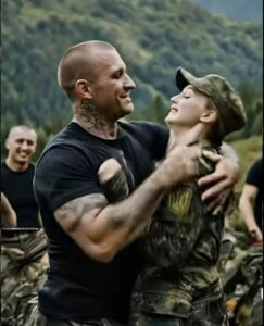 Bande di criminali hanno assalito una donna in uniforme militare nel cuore del bosco. Ma nessuno di loro poteva immaginare ciò che sarebbe accaduto pochi minuti dopo…