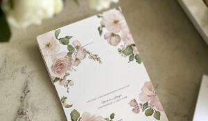 Mia sorella mi aveva fatto sedere nell'angolo più lontano durante il matrimonio, ma all'improvviso uno sconosciuto si è sporto verso di me e mi ha detto a bassa voce: "Fai finta che siamo una coppia e tua sorella se ne pentirà amaramente".