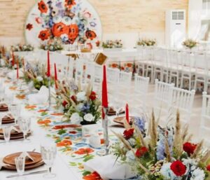 Mia sorella mi aveva fatto sedere nell'angolo più lontano durante il matrimonio, ma all'improvviso uno sconosciuto si è sporto verso di me e mi ha detto a bassa voce: "Fai finta che siamo una coppia e tua sorella se ne pentirà amaramente".