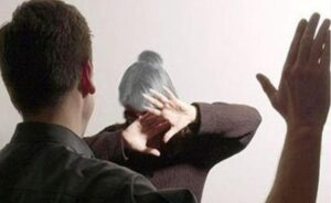 Mio figlio mi picchiò finché non ne potei più, poi disse: "Bastano pochi colpi per farti obbedire". La mattina dopo, vide la tavola apparecchiata e sorrise, pensando di avermi spezzato. Non sapeva che quel pasto non era per lui. Voleva il controllo, quello che io volevo era la libertà. Quando suonò il campanello, il suo sorriso svanì. Lì in piedi non c'era un ospite, ma un agente di polizia sottoposto a un ordine restrittivo. "Hai un'ora per andartene", disse l'agente. Mio figlio mi lanciò un'occhiata di odio ardente. "Non è finita", sussurrò.