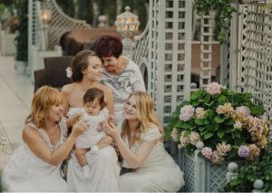 Durante il mio matrimonio, mia figlia di sette anni, tra le lacrime, mi ha detto: “Mamma, guarda la spalla di papà! Non voglio un nuovo papà!” – Quello che ho visto mi ha scioccato.