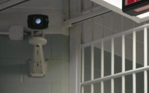 Le donne del carcere rimanevano incinte una dopo l’altra: le guardie erano sconvolte. In celle chiuse, isolate, sembrava impossibile… finché la verità non venne finalmente alla luce