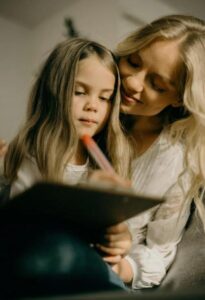 «I miei genitori rifiutarono di pagare i miei studi, ma finanziarono quelli di mia sorella. Il giorno della mia laurea, quando videro cosa avevo raggiunto, impallidirono…»