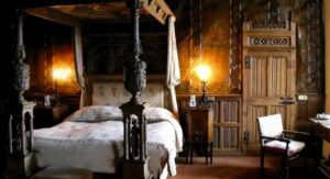Mio marito insisteva perché dormissimo in stanze separate — una notte, però, decisi di scoprire la verità dopo aver udito strani rumori provenire dalla sua camera.
