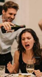 «Mio marito mi ha versato del vino sulla testa a cena — sua madre ha riso… Ma non immaginavano cosa avrei fatto dopo »
