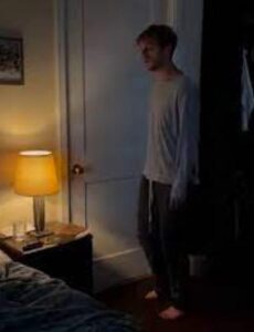 Ogni notte mio marito andava a dormire nella stanza di nostra figlia — così ho installato una telecamera nascosta. Quello che ho visto nel video mi ha fatto tremare le mani e il cuore si è fermato per un istante.