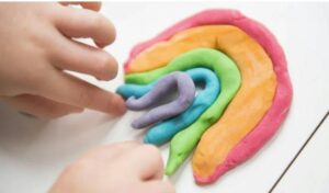 Mio nipote ha buttato la pasta da modellare nel water e ha allagato la nostra nuova casa. I suoi genitori si sono rifiutati di pagare, quindi ho dato loro una lezione.