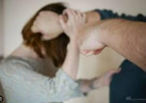 Mio figlio mi picchiò finché non ne potei più, poi disse: "Bastano pochi colpi per farti obbedire". La mattina dopo, vide la tavola apparecchiata e sorrise, pensando di avermi spezzato. Non sapeva che quel pasto non era per lui. Voleva il controllo, quello che io volevo era la libertà. Quando suonò il campanello, il suo sorriso svanì. Lì in piedi non c'era un ospite, ma un agente di polizia sottoposto a un ordine restrittivo. "Hai un'ora per andartene", disse l'agente. Mio figlio mi lanciò un'occhiata di odio ardente. "Non è finita", sussurrò.