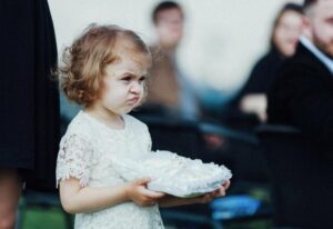 Durante il mio matrimonio, mia figlia di sette anni, tra le lacrime, mi ha detto: “Mamma, guarda la spalla di papà! Non voglio un nuovo papà!” – Quello che ho visto mi ha scioccato.