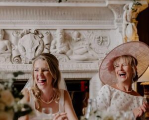 Solo pochi minuti prima del matrimonio, ho sentito il mio futuro genero confessare al suo amico: «L’idea di stare con lei mi fa star male». E tutti risero. Mia figlia, la mia dolce e fiduciosa figlia, non aveva la più pallida idea del vero colore dell’anima di suo marito.