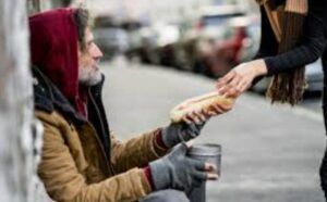 Sono volata per incontrare il mio amore a distanza, ma all’aeroporto mi ha accolto un senzatetto con un cartello col mio nome — una storia che non dimenticherò mai