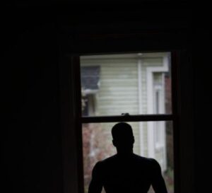 Ogni notte mio marito andava a dormire nella stanza di nostra figlia — così ho installato una telecamera nascosta. Quello che ho visto nel video mi ha fatto tremare le mani e il cuore si è fermato per un istante.