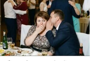 Mia sorella mi aveva fatto sedere nell'angolo più lontano durante il matrimonio, ma all'improvviso uno sconosciuto si è sporto verso di me e mi ha detto a bassa voce: "Fai finta che siamo una coppia e tua sorella se ne pentirà amaramente".