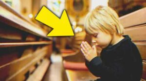 Il ragazzo orfano pregava in chiesa per la madre — fino al giorno in cui…