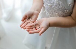 Mia sorella mi aveva fatto sedere nell'angolo più lontano durante il matrimonio, ma all'improvviso uno sconosciuto si è sporto verso di me e mi ha detto a bassa voce: "Fai finta che siamo una coppia e tua sorella se ne pentirà amaramente".