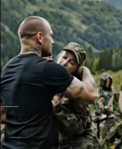 Bande di criminali hanno assalito una donna in uniforme militare nel cuore del bosco. Ma nessuno di loro poteva immaginare ciò che sarebbe accaduto pochi minuti dopo…