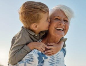 Mio figlio. Mio unico figlio. Si alzò in piedi durante una gala di beneficenza, davanti a duecento persone eleganti, e decise di… mettere all’asta il mio tempo per un dollaro. Un solo, misero dollaro. Poi...