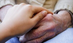 Avevo venduto la mia casa per pagare le cure contro il cancro di mio marito. Quando è guarito, mi ha lasciata per una donna più giovane. Mio figlio e i miei soci si sono presi gioco di me. Pensavo di aver toccato il fondo, ma non sapevo ancora che una notte di pioggia avrebbe cambiato tutto in un modo che non avrei mai potuto immaginare.