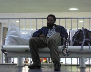 Sono volata per incontrare il mio amore a distanza, ma all’aeroporto mi ha accolto un senzatetto con un cartello col mio nome — una storia che non dimenticherò mai
