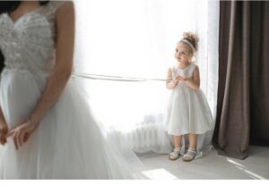 Durante il mio matrimonio, mia figlia di sette anni, tra le lacrime, mi ha detto: “Mamma, guarda la spalla di papà! Non voglio un nuovo papà!” – Quello che ho visto mi ha scioccato.
