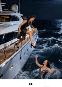 Sulla lussuosa yacht, mia sorella era stata spinta fuori bordo «per scherzo». Un uomo rise fragorosamente e gridò: «John, l’hai fatto! Ti devo cinquanta dollari!» Tutta la sua famiglia scoppiò in una risata isterica, come se fosse uno spettacolo, mentre mia sorella si dibatteva tra le onde nere e urlava chiedendo aiuto. John gettò un unico salvagente, con un ghigno che sapeva di scherno. Quando finalmente riuscii a tirarla di nuovo a bordo, feci una sola telefonata: «Venite subito. Urgente». Che ridano pure… vedremo se qualcuno di loro riuscirà a raggiungere la riva.