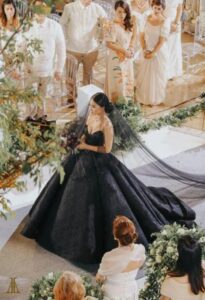 Mia figlia ha indossato un abito nero al suo matrimonio – quando ho scoperto il motivo, sono rimasta senza parole.