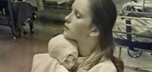 Sono andata a casa di mia nipote di sei anni. In una stanza sudicia, ho trovato una bambina ammanettata al letto, piena di lividi, sporca e silenziosa. Tremando, ho chiamato mio figlio. Mi ha detto: "Non viviamo più lì. Chi è?". Quella notte, mi sono nascosta lì vicino. Quando qualcuno è entrato in casa, ho visto chi era e sono rimasta senza parole.