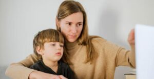 Mia madre disse: «Portiamo tuo figlio con noi!» e poi partì per un viaggio con la famiglia di mia sorella. Quella sera, qualcuno bussava con forza alla mia porta. Aprii e vidi mio figlio, con gli occhi rossi e gonfi di pianto, trascinando una valigia. «Mamma… hanno detto che non ho il biglietto… non posso salire sull’aereo…» Ma quando tornarono, furono costretti a confrontarsi con una verità sconvolgente.