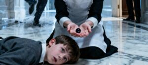 Mia madre disse: «Portiamo tuo figlio con noi!» e poi partì per un viaggio con la famiglia di mia sorella. Quella sera, qualcuno bussava con forza alla mia porta. Aprii e vidi mio figlio, con gli occhi rossi e gonfi di pianto, trascinando una valigia. «Mamma… hanno detto che non ho il biglietto… non posso salire sull’aereo…» Ma quando tornarono, furono costretti a confrontarsi con una verità sconvolgente.