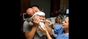 Ho trovato un bambino abbandonato nel corridoio e l’ho cresciuto come mio figlio