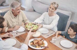Mio marito preparò la cena e subito dopo che io e mio figlio l’avevamo consumata, entrammo in uno stato di torpore. Fingendo di essere svenuta, sentii la sua voce al telefono: «Fatto… tra poco spariranno entrambi». Quando uscì dalla stanza, sussurrai a mio figlio: «Non muoverti ancora…». Quello che accadde dopo superò ogni mia più audace immaginazione.