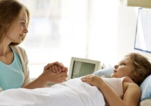 “La figlia del milionario morì tra le sue braccia, ma il figlio del giardiniere vide qualcosa sul monitor e si bloccò… Il dottore si avvicinò al respiratore, il suo volto era una maschera di compassione professionale.”