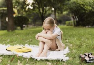 La bambina di sei anni era stata trascinata in cortile dalla matrigna e dal suo amante subito dopo essere tornata dal funerale del padre. Lì, con la scusa di “scacciare la sfortuna”, le avevano rovesciato un secchio di acqua gelida sulla testa. La piccola Sofia Castillo tremava dalla testa ai piedi, stringendo il suo orsetto di peluche — l’ultimo regalo della madre defunta — mentre guardava quello che una volta era stato il suo rifugio diventare un luogo ostile.