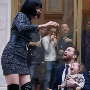 Una donna potente spinge un bambino in una pozzanghera, ma il neo sulla sua mano la lascia sbalordita...