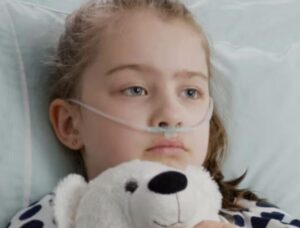 “La figlia del milionario morì tra le sue braccia, ma il figlio del giardiniere vide qualcosa sul monitor e si bloccò… Il dottore si avvicinò al respiratore, il suo volto era una maschera di compassione professionale.”