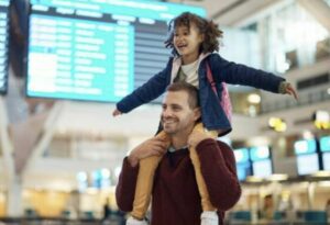 Ci dissero che i nostri biglietti erano stati cancellati per fare posto a un VIP. Non protestai. Mandai solo un messaggio. Cinque minuti dopo, l’aeroporto intero si fermò.