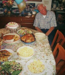 Per anni ho rifiutato gli inviti alla festa di compleanno di mio nonno. 11 anni dopo, ho trovato la sua casa bruciata... Mi chiamo Caleb, ho 31 anni. Mio nonno Arthur mi ha cresciuto dopo la perdita dei miei genitori. Burbero, all'antica, un cantastorie, un giardiniere e il re della torta di mele: ERA TUTTO PER ME!