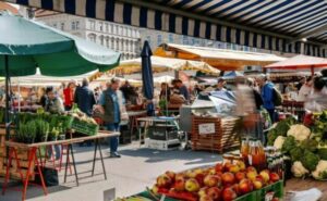 La donna anziana e il mercato: un incontro che cambiò tutto