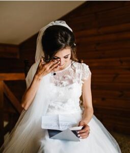 Il matrimonio sull’orlo del disastro: la suocera umilia la sposa davanti a tutti… ma tre giorni dopo comprende il proprio errore e chiede perdono