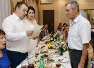 Quando il padre povero regalò alla figlia, per il giorno delle nozze, un semplice busta, i ricchi parenti dello sposo scoppiarono a ridere di un dono così “generoso”…