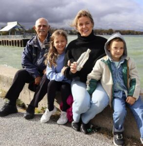 "La madre e i suoi figli hanno trovato una bottiglia con una lettera vicino al fiume. Nella lettera c'era scritto quanto segue: è davvero incredibile...