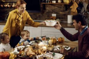 Mio marito preparò la cena e subito dopo che io e mio figlio l’avevamo consumata, entrammo in uno stato di torpore. Fingendo di essere svenuta, sentii la sua voce al telefono: «Fatto… tra poco spariranno entrambi». Quando uscì dalla stanza, sussurrai a mio figlio: «Non muoverti ancora…». Quello che accadde dopo superò ogni mia più audace immaginazione.