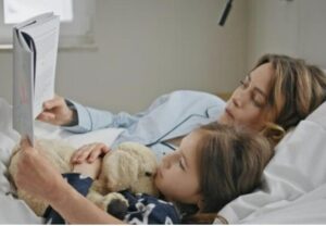 Alle 5 del mattino, mio ​​genero mi ha chiamato: "Vieni a prendere tua figlia alla fermata dell'autobus. Non abbiamo più bisogno di lei". Quando sono arrivato, mia figlia respirava a malapena, coperta di lividi e ossa rotte. Singhiozzava: "Mio marito e sua madre... mi hanno picchiata". Ero pieno di rabbia. L'ho portata in ospedale, ma non è sopravvissuta. Ho fatto le valigie e sono andato a casa loro, perché questa famiglia aveva bisogno di capire cosa significasse per una madre perdere un figlio.