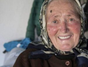 Il miliardario che notò la sua tata mendicare sotto la pioggia – la sua reazione lasciò tutti senza parole